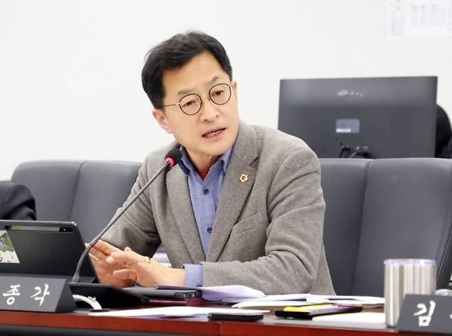 박종각 성남시의원은 12일 열린 제300회 성남시의회 임시회에서 중복 설치된 속도제한 표지판 문제를 지적하고 있다. /사진제공=성남시의회