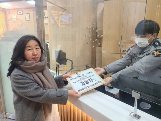 학부모 단체 ‘학생학부모교사인권보호연대’(학인연) 신민향 대표가 13일 서울 서대문구 미근동 경찰청을 찾아 문형배 헌법재판소장 권한대행을 아동·청소년의 성보호에 관한 법률 위반 혐의로 고발하고 있다. 한인연 제공