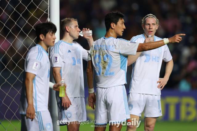 부리람 유나이티드와의 원정경기에서 패배한 울산 HD 선수단./게티이미지코리아