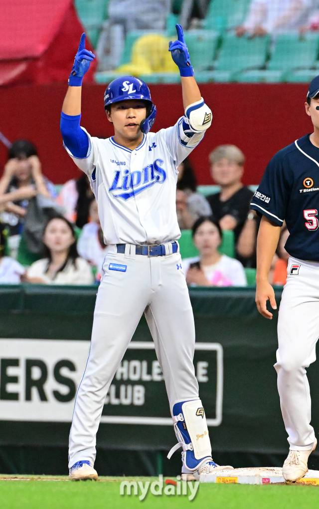 2024년 7월 5일 인천SSG랜더스필드에서 진행된 '2024 신한 SOL Bank KBO리그 퓨처스 올스타전' 남부 올스타 양도근이 6회말 무사 1,2루에서 안타를 때린 뒤 세리머니를 펼치고 있다./마이데일리