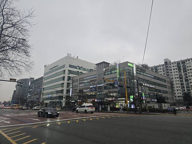 이른바 ‘잠·삼·대·청’(잠실·삼성·대치·청담)에 대한 토지거래허가제가 풀린 12일 서울 강남구 대치동의 학원가 전경. 홍승희 기자