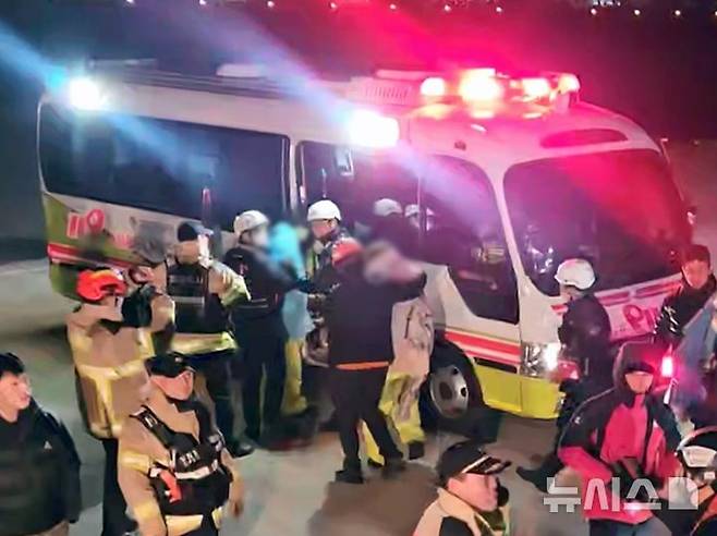 [제주=뉴시스] 12일 오후 제주 서귀포시 강정항에서 구조된 '2066재성호' 선원들이 임시의료소에 도착해 병원으로 이송되고 있다. (사진=제주지방해양경찰청 제공) 2025.02.12. photo@newsis.com