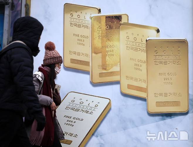 [서울=뉴시스] 이영환 기자 = 도널드 트럼프 미국 대통령의 관세 위협으로 안전자산 선호가 높아지며 국제 금값이 역대 최고가를 경신한 31일 오전 서울 종로구 한국금거래소 외벽에 골드바 광고가 게시되어 있다.30일(현지 시간) 로이터통신 등 외신에 따르면 국제 원자재 시장에서 금 현물 가격은 이날 장 중 한때 온스당 2798.24달러까지 상승했다. 이는 전장 대비 1.4% 높고, 지난해 10월에 기록한 최고가를 경신한 것이다. 2025.01.31. 20hwan@newsis.com