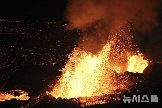 [하와이=AP/뉴시스] 미국지질조사국(USGS)이 제공한 사진에 11일(현지 시간) 하와이주 하와이 화산국립공원 킬라우에아 화산 정상 할레마우마우 분화구에서 용암이 분출되고 있다. 2025.02.13.