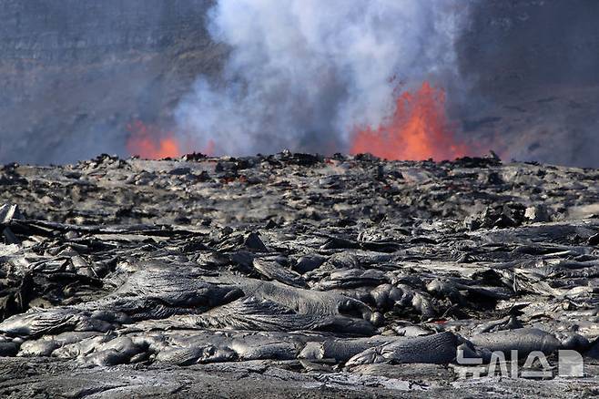 [하와이=AP/뉴시스] 미국지질조사국(USGS)이 제공한 사진에 11일(현지 시간) 하와이주 하와이 화산국립공원 킬라우에아 화산 정상 할레마우마우 분화구에서 용암이 분출되고 있다. 2025.02.13.