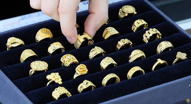 11일 서울 종로구의 한 금은방에서 직원이 금반지를 살펴보고 있다. 뉴스1