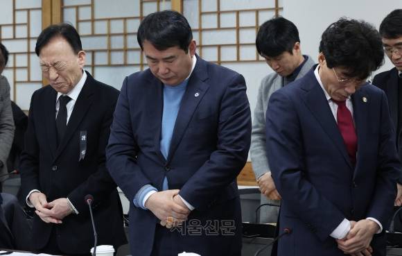 부총리-시·도교육감 간담회 - 12일 서울 종로구 정부서울청사에서 열린 학교 안전 강화를 위한 ‘부총리-시·도교육감 간담회’에서 설동호 대전시교육감(왼쪽) 등 참석 시·도교육감들이 대전 초등학생 피살 사건 희생자를 위한 묵념을 하고 있다. 2025.2.12 홍윤기 기자