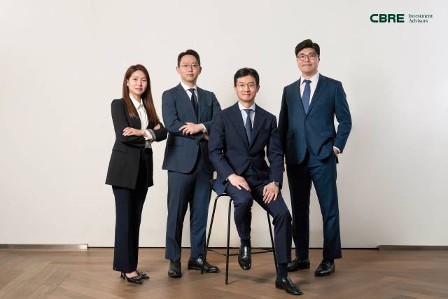 윤형철 CBRE투자자문 대표(왼쪽 세번째)와 임직원들. 사진=CBRE코리아 제공