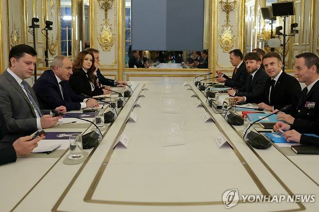 지난 10일 인공지능 정상회의가 열린 파리에서 별도 양자회의를 연 아르메니아·프랑스 정상 [로이터 연합뉴스 자료 사진. 재판매 및 DB 금지]