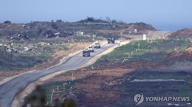 가자지구로 이동하는 이스라엘 군용 차량 (UPI 연합뉴스) 11일(현지시간) 이스라엘 남부에서 가자지구로 향하는 이스라엘 군용 차량들. 2025.2.13 photo@yna.co.kr