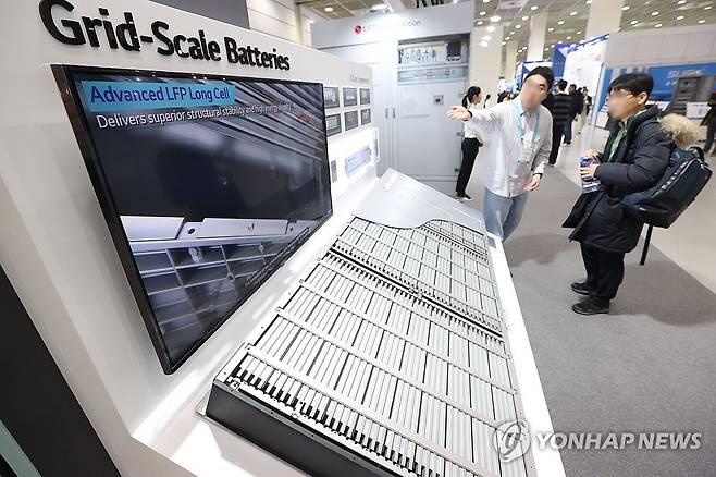 LG에너지솔루션 부스 (서울=연합뉴스) 강민지 기자 = 12일 서울 강남구 코엑스에서 열린 '코리아스마트그리드엑스포 2025'에서 참관객이 LG에너지솔루션 부스 설명을 듣고 있다. 2025.2.12 mjkang@yna.co.kr