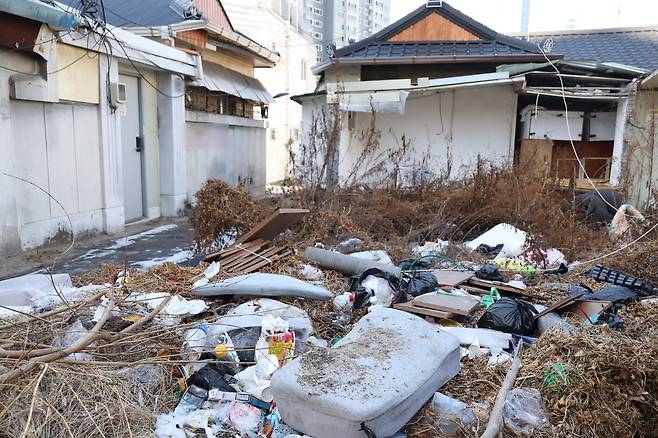 중구 가로주택정비사업 구역 내 쓰레기  [촬영 박세진]