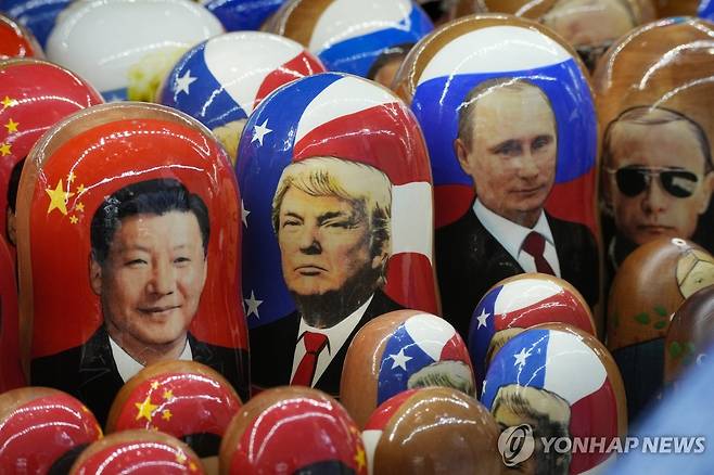 중국·미국·러시아 정상 얼굴의 인형 시진핑 중국 국가주석(맨 왼쪽)과 도널드 트럼프 미국 대통령(가운데), 블라디미르 푸틴 러시아 대통령의 얼굴이 그려진 러시아 전통인형 마트로슈카의 모습. [AP=연합뉴스 자료사진]