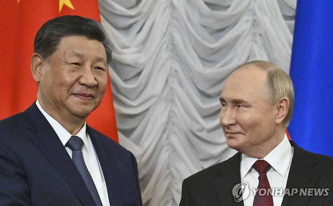 중러 정상 지난해 10월 러시아 타타르스탄공화국 카잔에서 열린  브릭스(BRICS)회담을 계기로 만난 시진핑(왼쪽) 중국 국가주석과 블라디미르 푸틴 러시아 대통령. 2025.2.13 [EPA=연합뉴스 자료사진]