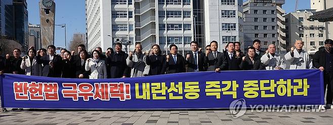 광주 각계 대표 "내란 선동 중단하라" (광주=연합뉴스) 김혜인 기자 = 13일 광주 동구 5·18민주광장에서 열린 12·3 계엄 및 내란 지지 집회 대응 기자회견에서 강기정 광주시장, 이정선 광주교육감 등 기관장과 시민단체 대표들이 구호를 외치고 있다. 전국에서 탄핵 반대 집회를 열고 있는 기독교단체 세이브코리아의 국가비상기도회가 오는 15일 광주 동구 금남로 일대에서 열린다. 2025.2.13 in@yna.co.kr