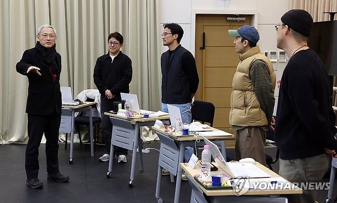 청년 교육단원 통합심사 현장 방문한 유인촌 장관 (서울=연합뉴스) 유인촌 문화체육관광부 장관이 13일 서울 서초구 국립예술단체 공연연습장 N스튜디오에서 열린 청년 교육단원 통합심사 현장을 찾아 심사위원들을 격려하고 있다. 2025.2.13 [문화체육관광부 제공. 재판매 및 DB 금지] photo@yna.co.kr