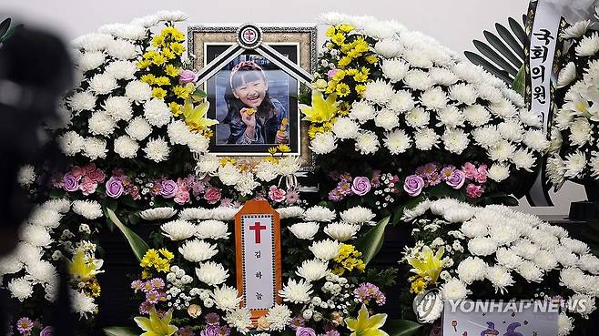 건양대 병원에 마련된 김하늘 양 빈소 (대전=연합뉴스) 양영석 기자 = 대전의 한 초등학교에서 교사에게 살해된 김하늘 양의 빈소에 생전 환하게 웃고 있는 김 양의 영정 사진이 올려져 있는 모습. 2025.2.12 youngs@yna.co.kr