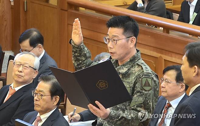 조성현 수방사 1경비단장, 윤 대통령 탄핵 심판 8차 변론 증인선서 (서울=연합뉴스) 조성현 수도방위사령부 제1경비단장(대령)이 13일 서울 종로구 헌법재판소에서 열린 윤석열 대통령 탄핵 심판 8차 변론에서 증인 선서를 하고 있다.  2025.2.13  [헌법재판소 제공. 재판매 및 DB 금지] photo@yna.co.kr