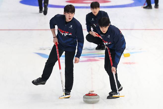 14일 중국 하얼빈 핑팡 컬링 아레나에서 열린 하얼빈 동계아시안게임 남자 컬링 결승전 한국과 필리핀의 경기에서 김은빈과 김효준이 스위핑하기 전 스톤의 방향을 확인하고 있다. 사진=연합뉴스