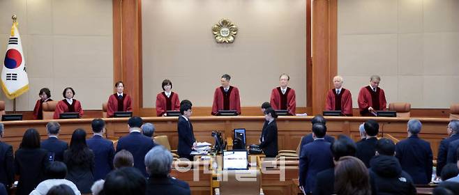 문형배 헌법재판소장 권한대행과 재판관들이 지난 13일 서울 종로구 헌법재판소에서 열린 ‘윤석열 대통령 탄핵심판 8차 변론’에 입장하고 있다. (사진=사진공동취재단)