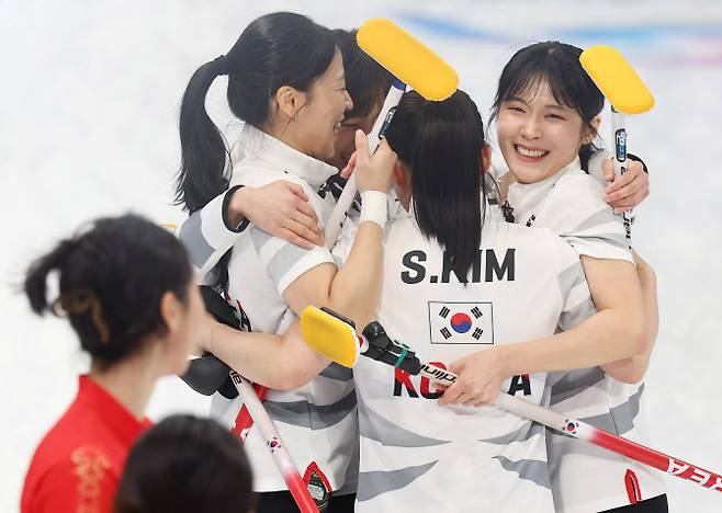 14일 중국 하얼빈 핑팡 컬링 아레나에서 열린 하얼빈 동계아시안게임 여자 컬링 결승전 한국과 중국의 경기에서 대표팀 선수들이 금메달을 확정지은 뒤 기뻐하고 있다. 사진=연합뉴스