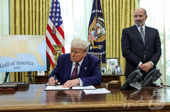 도널드 트럼프 미국 대통령이 13일(현지시간) 워싱턴 D.C. 백악관 집무실에서 상호관세 부과에 대한 각서에 서명하고 있다. 2025.2.14. ⓒ 로이터=뉴스1 ⓒ News1 이창규 기자