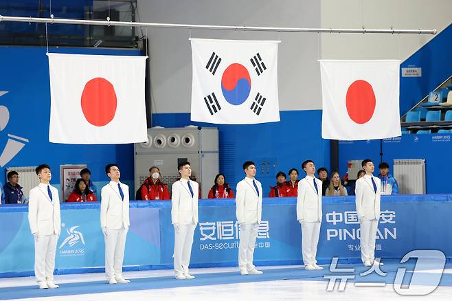 13일 중국 헤이룽장성 하얼빈 빙상훈련센터 다목적홀에서 열린 하얼빈 동계아시안게임 피겨 여자 싱글 프리스케이팅 시상식에 태극기가 가장 높은 곳으로 향하고 있다. 이날 피겨 김채연은 금메달을 차지했다. 2025.2.13/뉴스1 ⓒ News1 이승배 기자