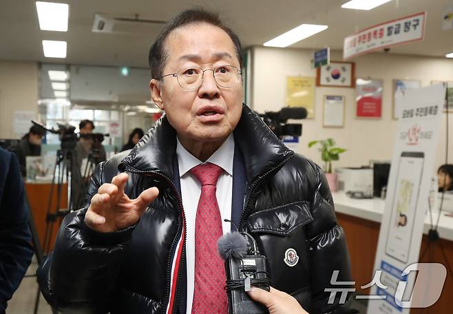 홍준표 대구시장이 14일 오전 대구 남구 봉덕2동 행정복지센터에서 모바일 주민등록증 발급을 마친 뒤 경남지사 선거를 비롯한 선거비용 초과 사용 여부를 묻는 취재진 질문에 답하고 있다. 2025.2.14/뉴스1 ⓒ News1 공정식 기자