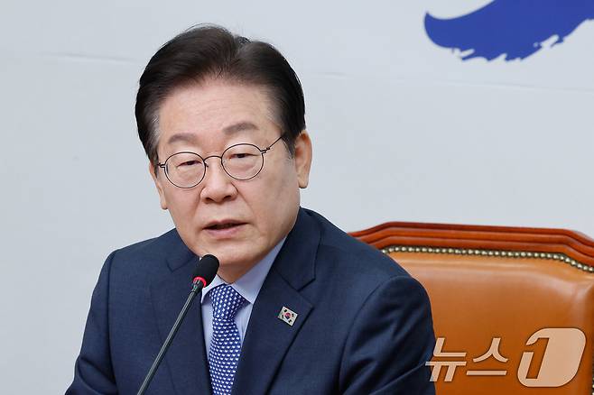 이재명 더불어민주당 대표가 14일 오전 서울 여의도 국회에서 열린 최고위원회의에 참석해 모두 발언하고 있다. 2025.2.14/뉴스1 ⓒ News1 안은나 기자