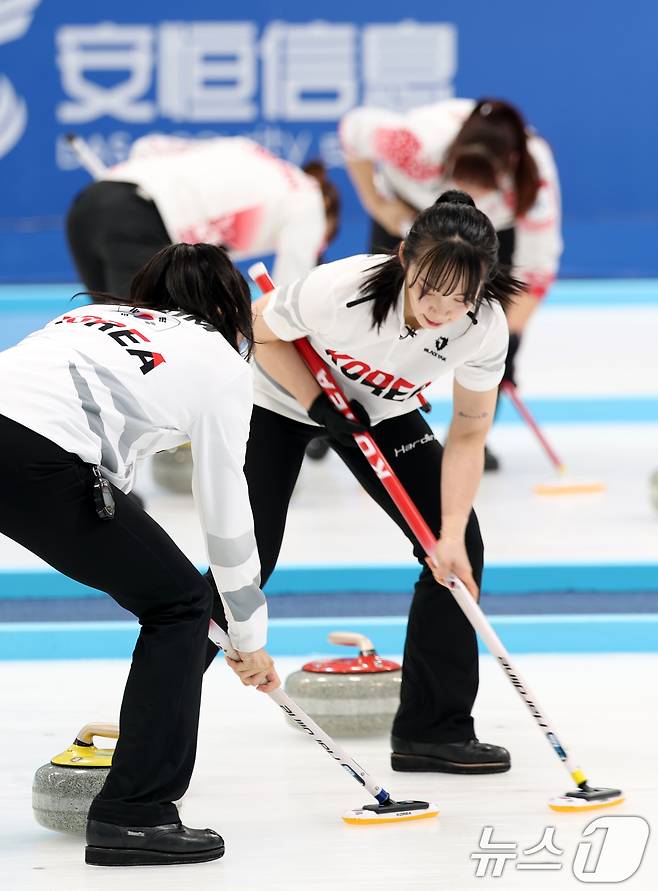 14일 중국 헤이룽장성 하얼빈시 핑팡컬링아레나에서 열린 하얼빈 동계아시안게임 여자 컬링 결승전 한국과 중국의 경기에서 김수지가 스위핑하고 있다. 2025.2.14/뉴스1 ⓒ News1 이승배 기자