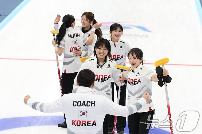 14일 중국 헤이룽장성 하얼빈시 핑팡컬링아레나에서 열린 하얼빈 동계아시안게임 여자 컬링 결승전 한국과 중국의 경기에서 7대2로 승리하며 금메달을 따낸 대표팀 선수들이 기뻐하고 있다. 2025.2.14/뉴스1 ⓒ News1 이승배 기자