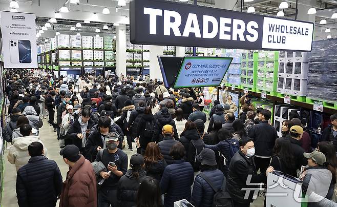 14일 오전 서울 강서구 트레이더스 홀 세일 클럽(이하 트레이더스) 마곡점을 찾은 고객들이 매장 개장 시간에 맞춰 입장하고 있다. 트레이더스 마곡점은 지난 2023년 12월 오픈한 수원화서점에 이어 14개월만에 오픈하는 점포로, 월계점에 이어 서울특별시에 2번째로 선보이는 점포다. 2025.2.14/뉴스1 ⓒ News1 김진환 기자