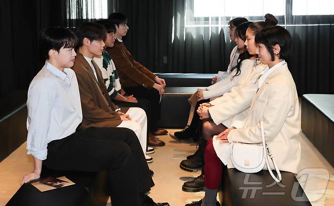 14일 서울 용산구 한화손해보험 한남사옥에서 열린 서울시 ‘설렘, 아트 나잇’ 미혼남녀 만남 행사 프리뷰에서 참가 인플루언서들이 눈맞춤 퍼포먼스 시연을 하고 있다. 2025.2.14/뉴스1 ⓒ News1 허경 기자