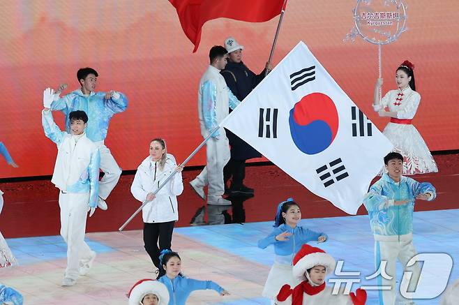 14일 중국 헤이룽장성 하얼빈 국제 컨벤션 전시 스포츠센터에서 열린 제9회 하얼빈 동계아시안게임 폐회식에서 대한민국 기수 예카테리나 압바꾸모바가 태극기를 들고 입장하고 있다. . 2025.2.14/뉴스1 ⓒ News1 이승배 기자