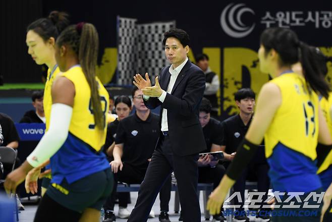 11일 수원체육관에서 열린 V리그 현대건설과 도로공사의 경기. 현대건설 강성형 감독이 작전 지시를 하고 있다. 수원=박재만 기자 pjm@sportschosun.com/2025.02.11/