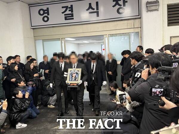 14일 오전 건양대병원 장례식장에서 고(故) 김하늘(8) 양의 영결식이 거행된 후 화장터인 대전 정수원으로 향하기 위해 유족들이 길을 나서고 있다./정예준 기자