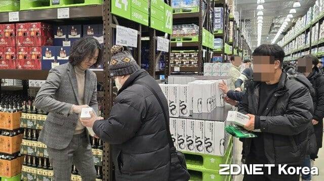 14일 오전 이마트 트레이더스 홀세일클럽 마곡점에서 김창수 대표(왼쪽)가 한정판 위스키에 사인을 하고 있다.