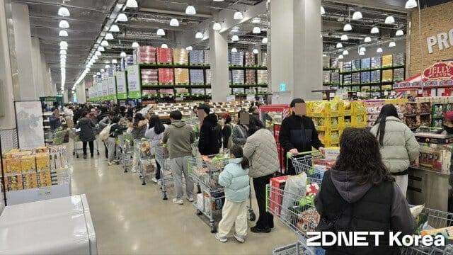 트레이더스 홀세일클럽 마곡점에서 고객들이 계산을 위해 줄 서있다.