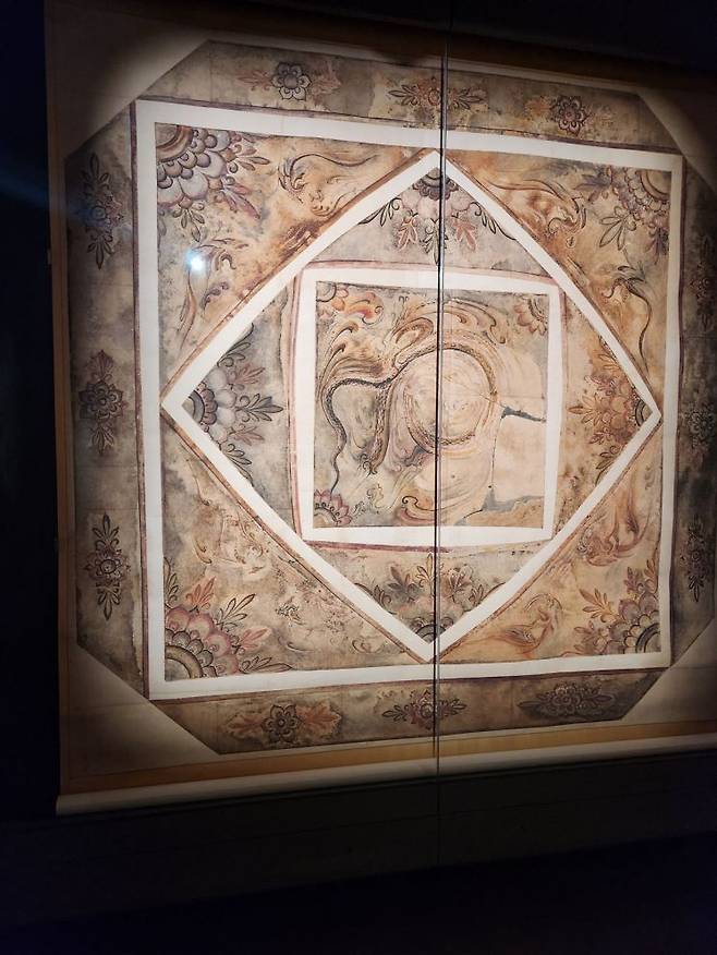 무덤방 천장에 황룡과 연꽃무늬가 그려져 있다. 서믿음 기자