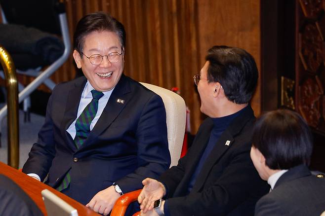 이재명 더불어민주당 대표가 13일 오후 서울 여의도 국회에서 열린 제422회국회(임시회) 제5차 본회의에서 김민석 최고위원과 대화하고 있다./뉴스1