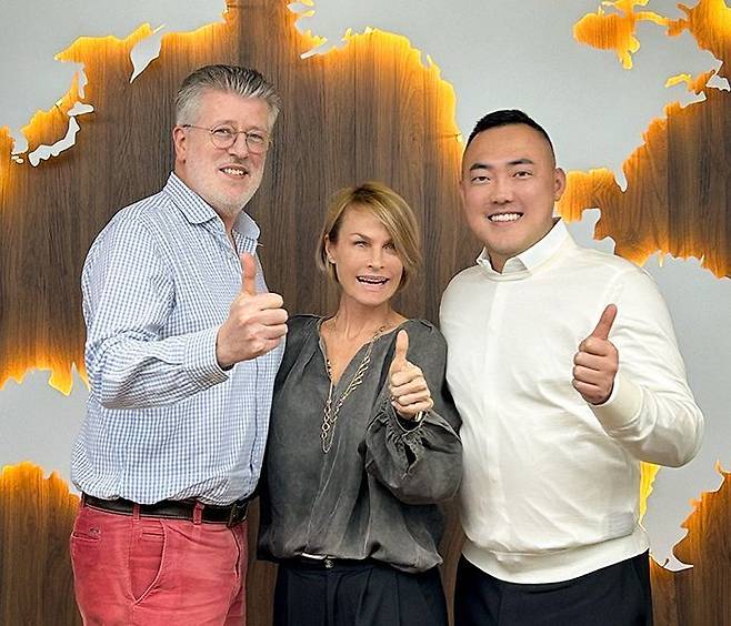 럭셔리 뷰티 브랜드 전문 경영인 니콜라 코르디에(왼쪽),메종21G 창업주 조안나 모나지(가운데), 메종21G 코리아 대표 임신영 (오른쪽)