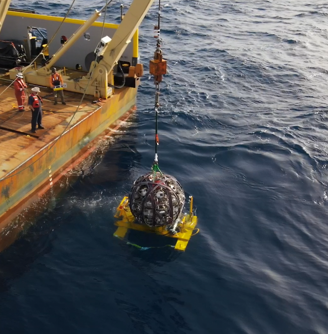 2021년 4월 ARCA를 구성하는 중성미자 검출기를 지중해 해저로 내리고 있는 장면. KM3NeT 제공