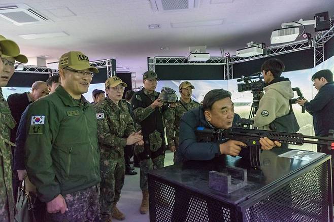 지난 13일 육군 53사단 울산여단 예비군훈련대 과학화훈련장 개장식에 참석한 김두겸 울산시장이 VR 영상 모의사격 체험을 하고 있다. 왼쪽은 강관범 53사단장이다. 육군 53사단 제공