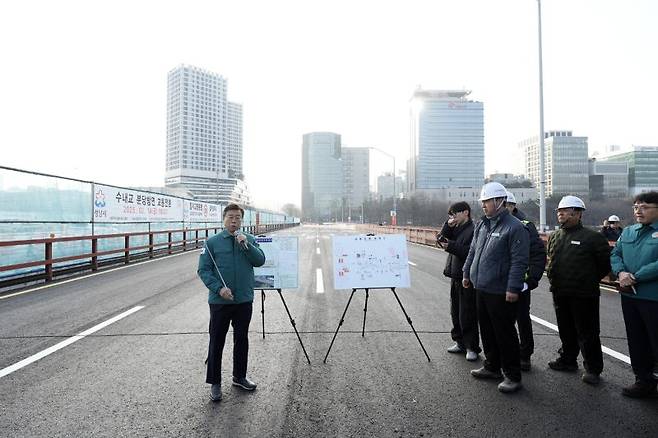 신상진 성남시장이 가설교량 설치공사를 완료한 탄천 수내교에서 안전점검을 하고 있다. 성남시 제공