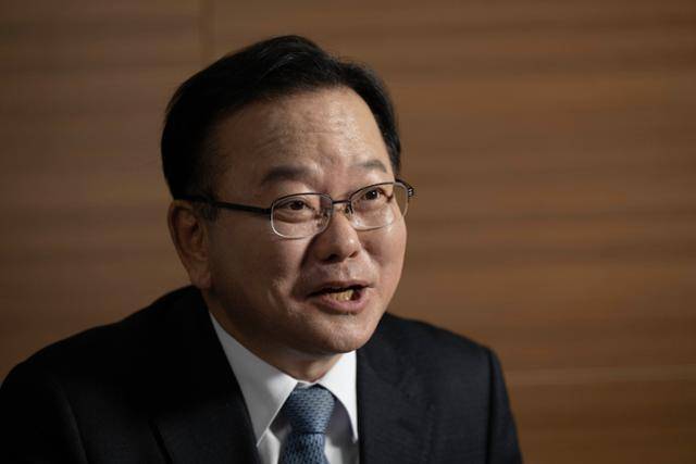 김부겸 전 총리가 12일 서울 중구 한국일보 사옥에서 본보와 인터뷰하고 있다. 박시몬 기자