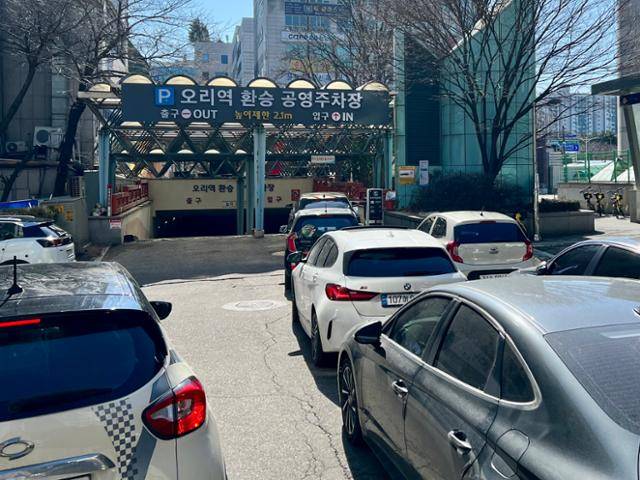 13일 경기 성남시 한국토지주택공사(LH) 경기남부지역본부 앞 지하철역 공영주차장 입구부터 주차 공간이 나기를 기다리는 차량들이 줄을 섰다. 김민호 기자