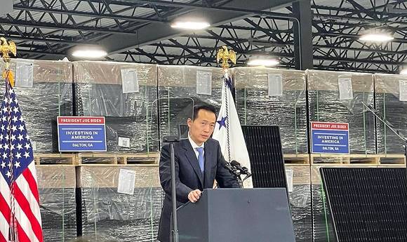 김동관 한화솔루션 부회장이 지난 2023년 조지아주 달튼에 위치한 태양광 모듈 공장에서 미국 최대 태양광 밸류체인 프로젝트 ‘솔라허브’에 대해 설명하고 있다. [사진=한화]