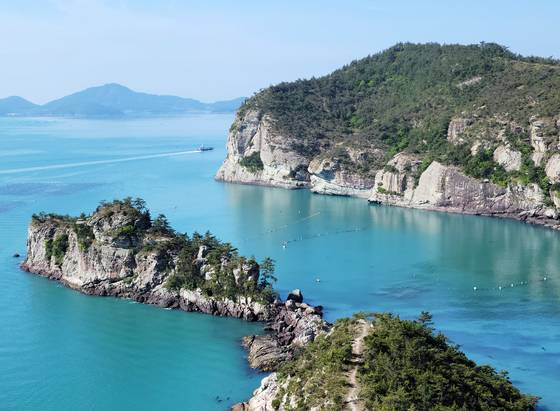 전남 완도의 8경 중 하나인 ‘금당의 기암상구(奇岩翔鷗)’는 작은 섬 금당도에서 만날 수 있다. 기암상구란 기암 위를 나는 갈매기를 뜻한다. 사진은 가마바위 위쪽 봉우리에서 본 풍경. 왼쪽 아래가 가마바위이고, 건너편 봉우리에 세포전망대가 있다.