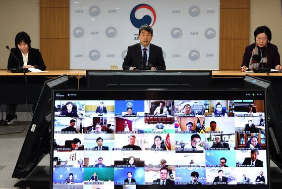 이주호 부총리 겸 교육부 장관이 13일 정부세종청사 교육부 대회의실에서 의대 총장들과 영상 간담회를 열고 있다. 연합뉴스