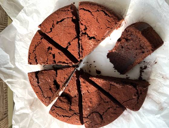 재료의 품질이 중요한 토르타 카프레제를 만들 땐 초콜릿은 발로나, 무염버터는 100% 동물성을 추천한다. 사진 안미연